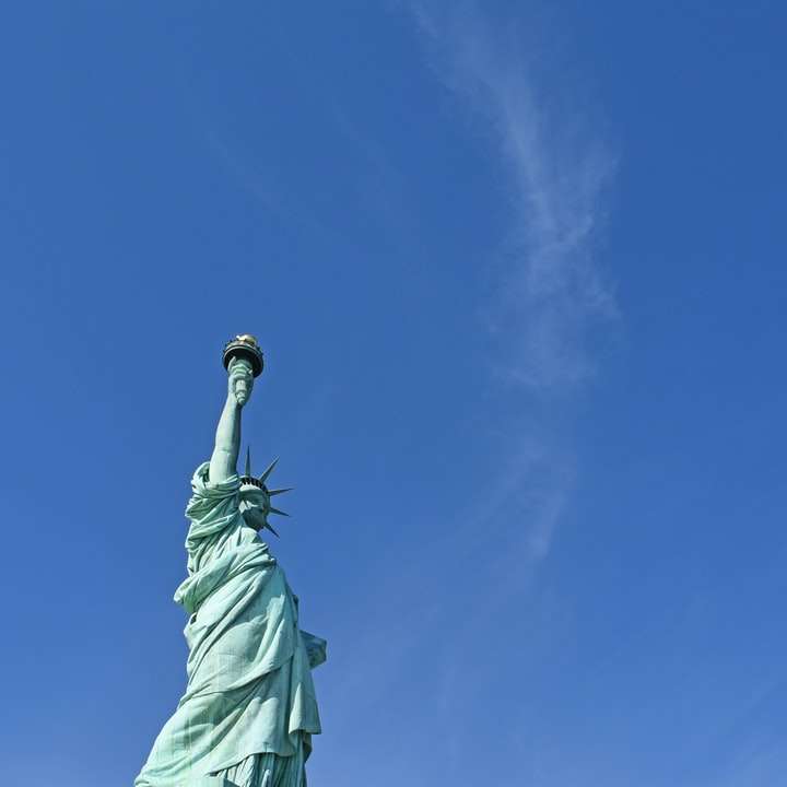 socha svobody pod modrou oblohou během dne online puzzle