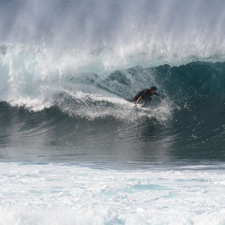昼間に海の波でサーフィンする男 スライディングパズル・オンライン