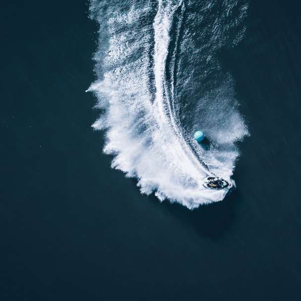 въздушен изглед на бяла лодка по вода онлайн пъзел