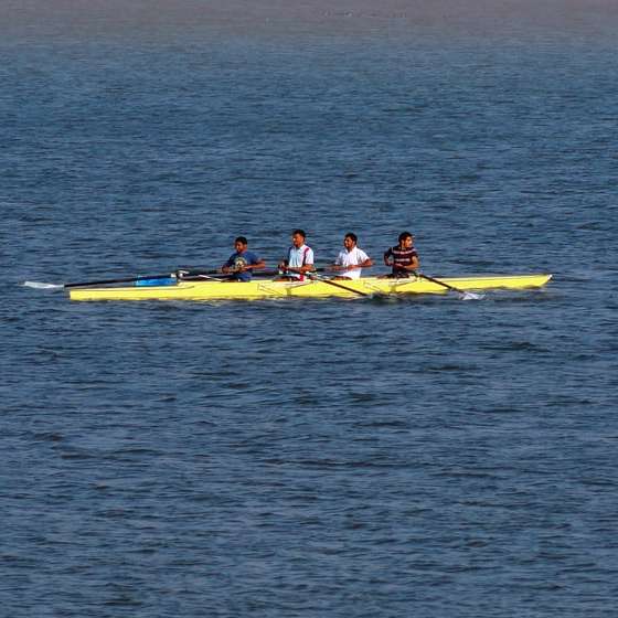 2 osoby pływające żółtym kajakiem po morzu w ciągu dnia puzzle przesuwne online