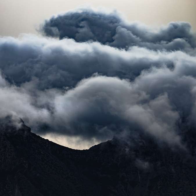 άσπρα σύννεφα πάνω από το βουνό κατά τη διάρκεια της ημέρας online παζλ