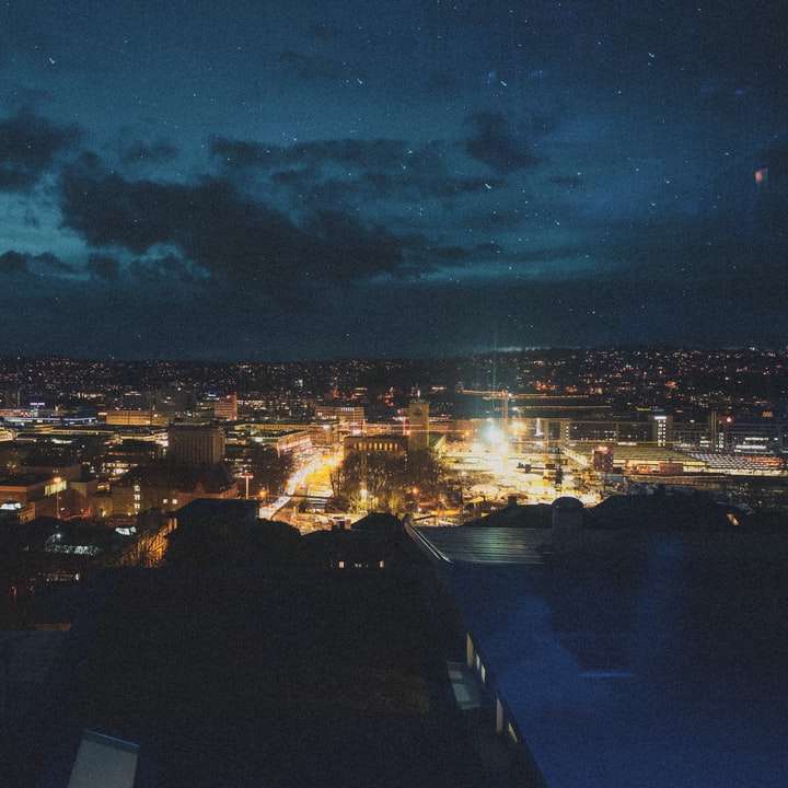 Skyline der Stadt während der Nacht Schiebepuzzle online