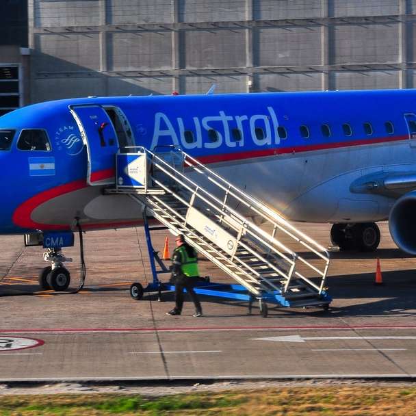 avion albastru și alb pe aeroport în timpul zilei alunecare puzzle online