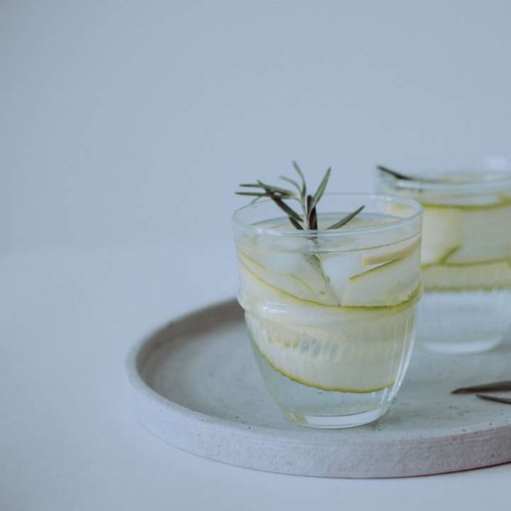 klares Trinkglas mit grünen Blättern Schiebepuzzle online
