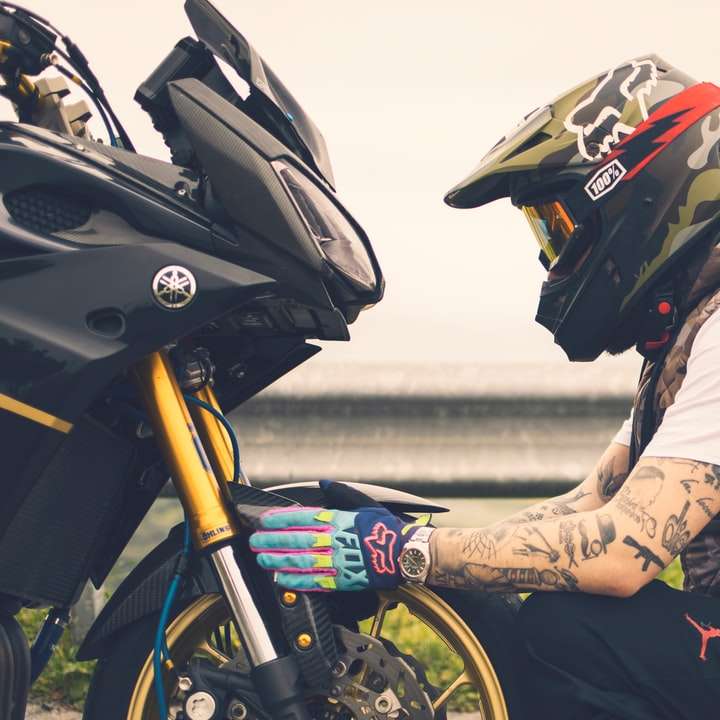 man i brun jacka och svart hjälm som rider på motorcykel Pussel online