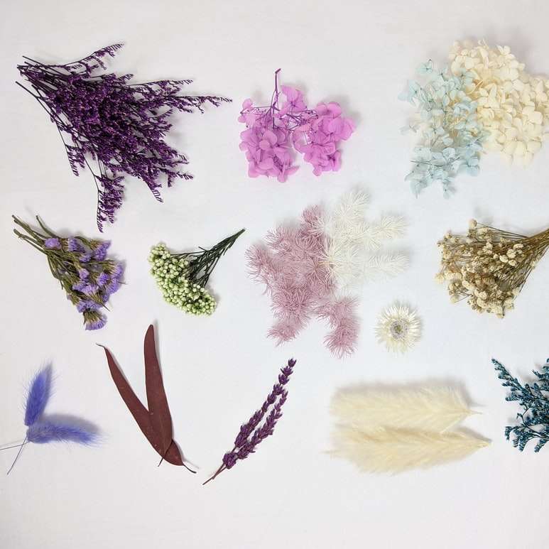 λευκό και μοβ λουλουδάτο κλωστοϋφαντουργικό προϊόν online παζλ