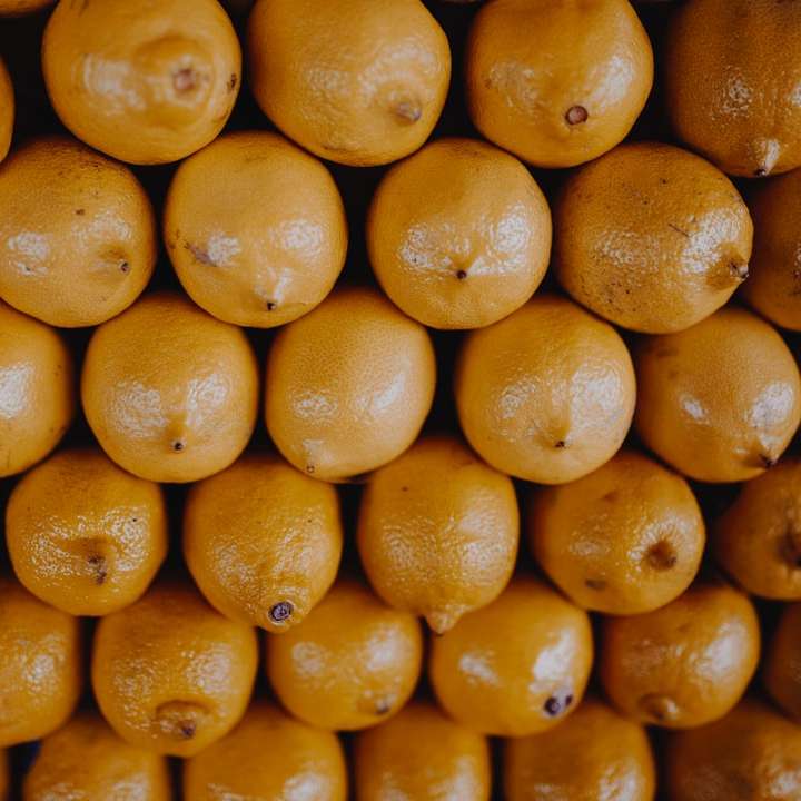 gul citrusfrukt på vit keramisk tallrik Pussel online