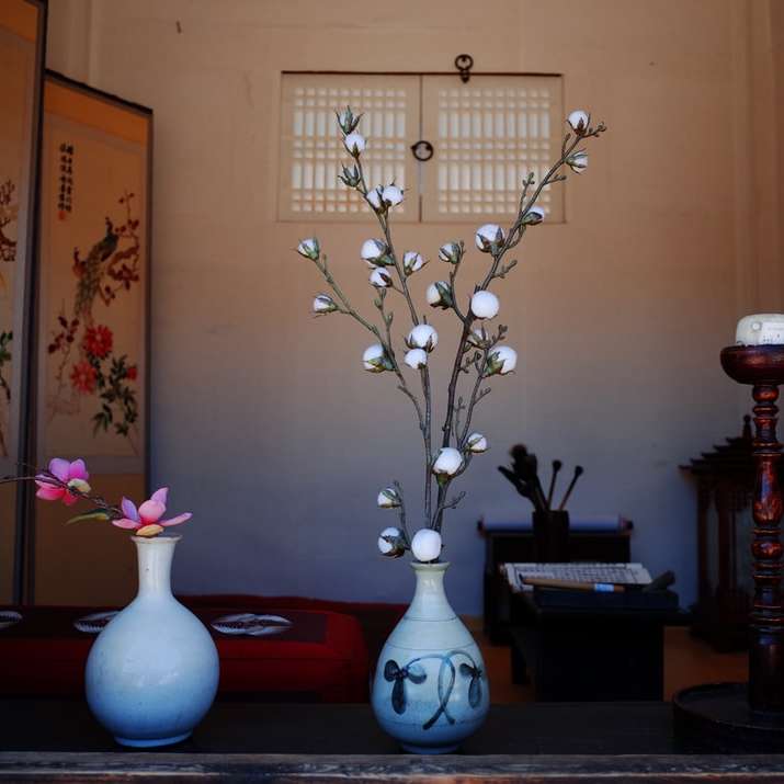 білі та рожеві квіти в блакитній керамічній вазі розсувний пазл онлайн