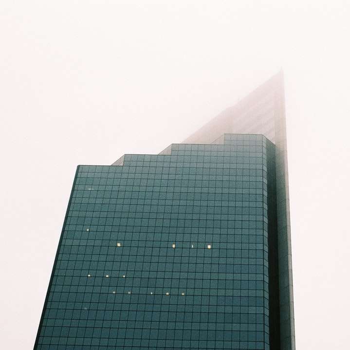 黒いガラスの壁に囲まれた高層ビル オンラインパズル