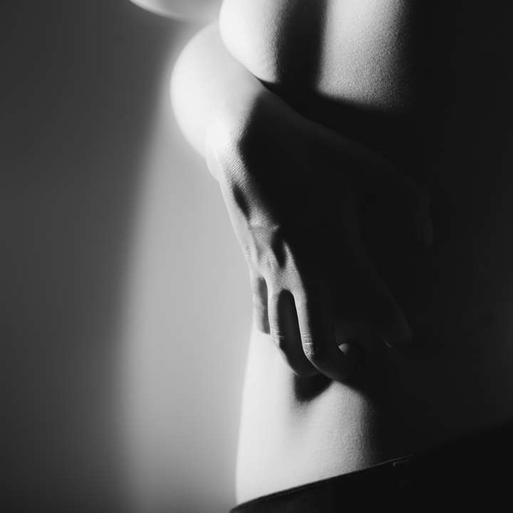 gråskalefoto av kvinna i svart trosa glidande pussel online