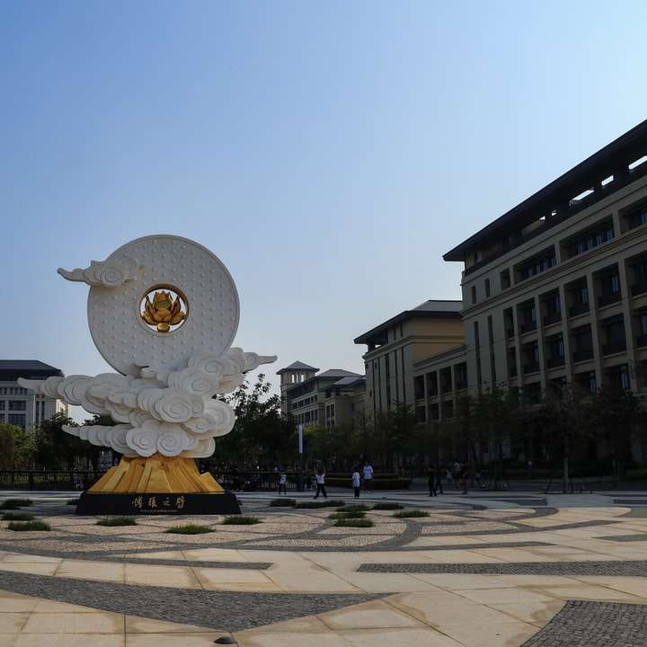 biały okrągły pomnik na środku ulicy puzzle online