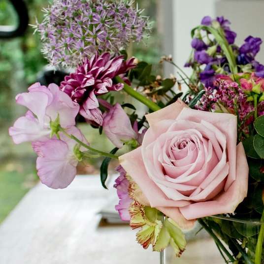 różowe róże i fioletowe kwiaty puzzle online