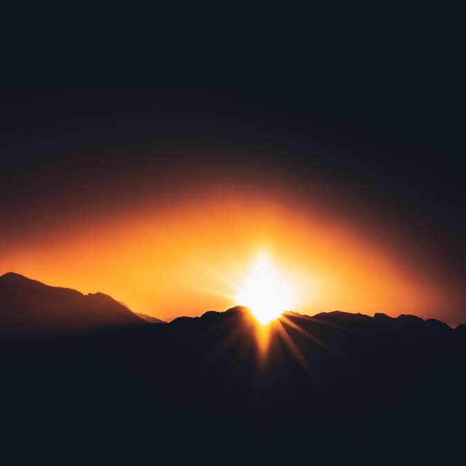 Schattenbild des Berges während des Sonnenuntergangs Schiebepuzzle online