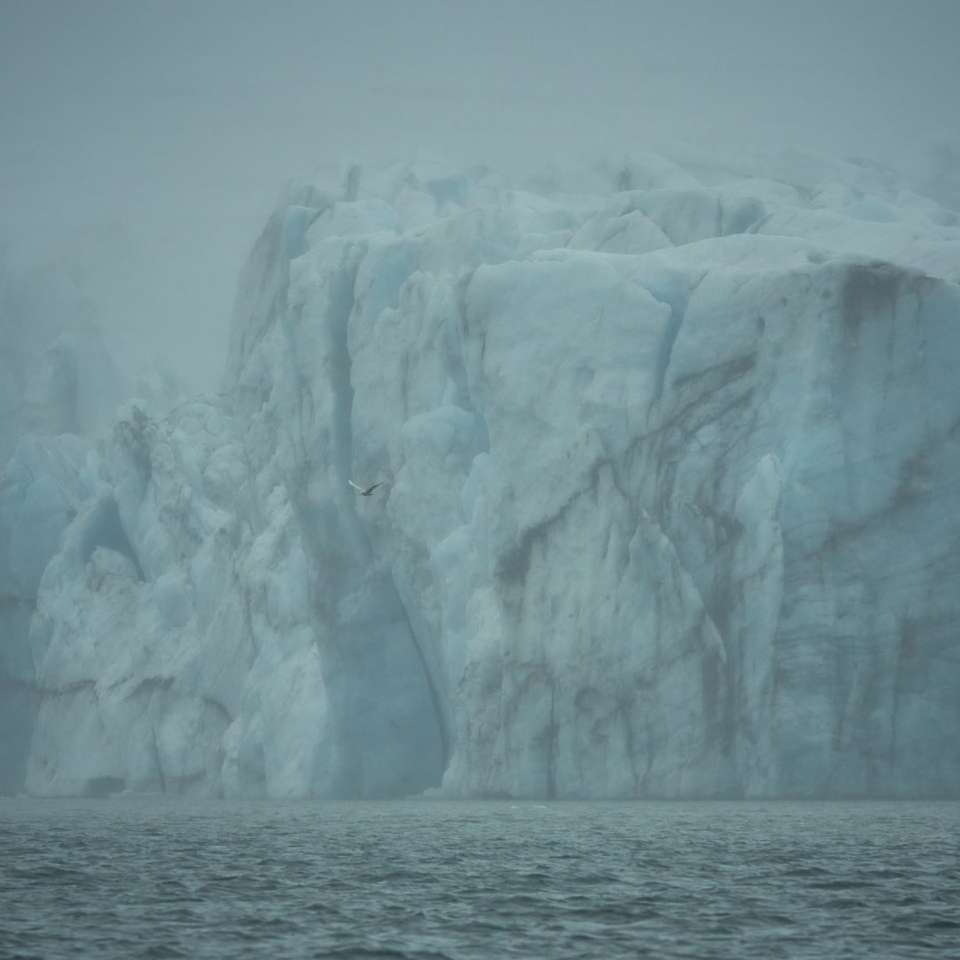 λευκό πάγο στο σώμα του νερού κατά τη διάρκεια της ημέρας συρόμενο παζλ online