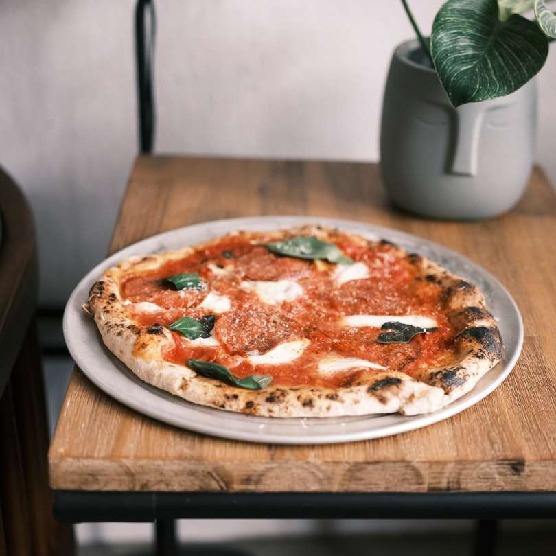 pizza na hnědý dřevěný stůl online puzzle