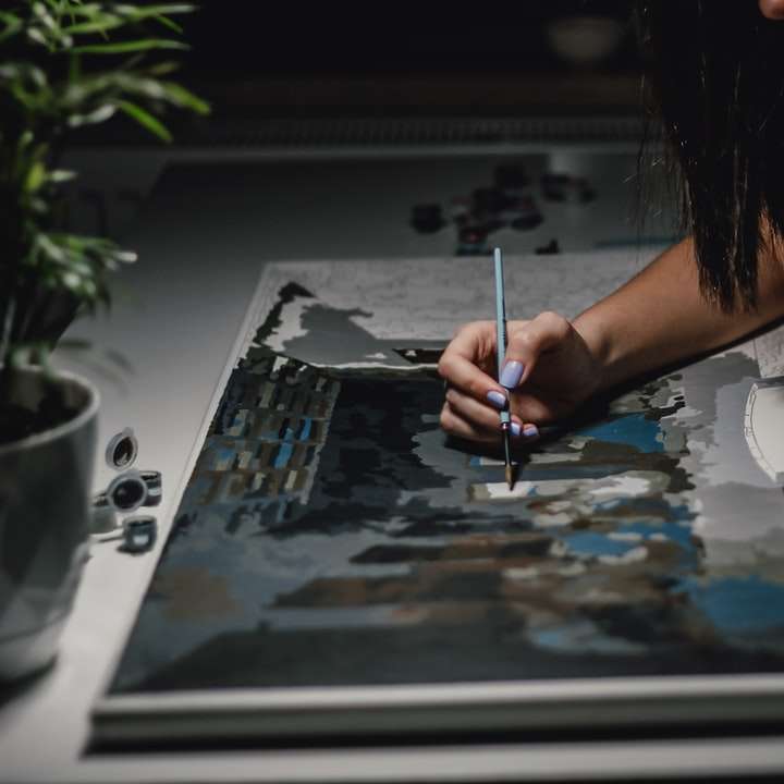 γυναίκα ζωγραφική σε λευκό χαρτί συρόμενο παζλ online