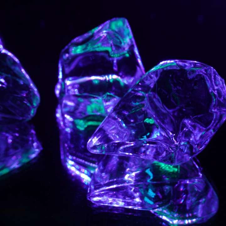 紫と透明なガラスのハート飾り オンラインパズル