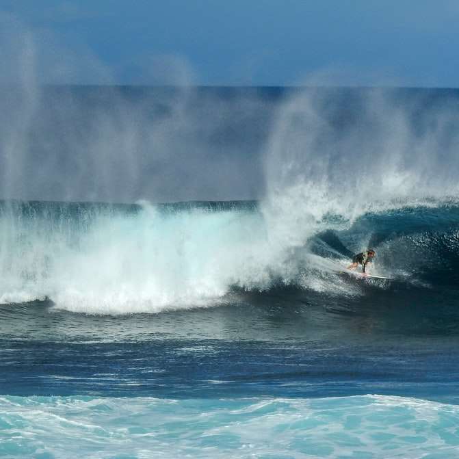 osoba surfująca na morskich falach w ciągu dnia puzzle przesuwne online