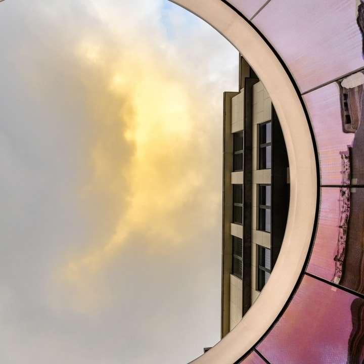 épület alacsony szögű fotózása online puzzle