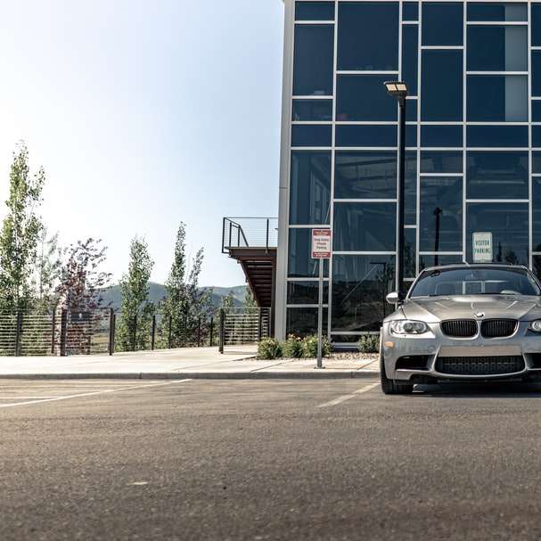 Stříbrný BMW M 3 zaparkovaný na silnici u budovy posuvné puzzle online