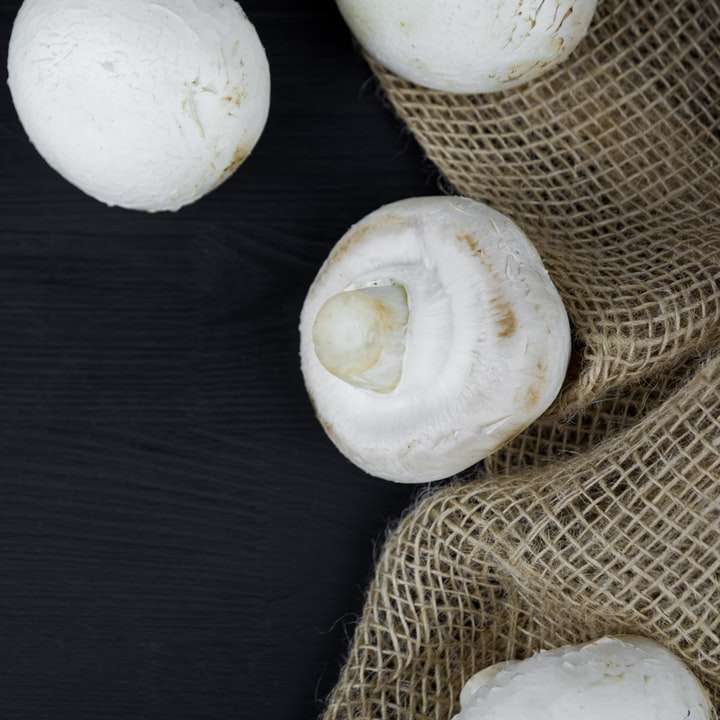 λευκό σκόρδο σε μαύρο ξύλινο τραπέζι συρόμενο παζλ online