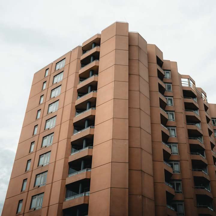 коричнева бетонна будівля під білим небом у денний час розсувний пазл онлайн