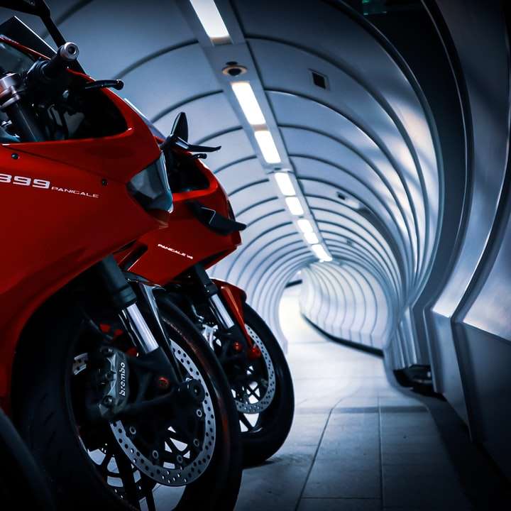 красный и черный спортивный мотоцикл раздвижная головоломка онлайн