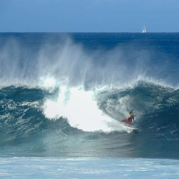 osoba, surfování na mořských vlnách během dne posuvné puzzle online