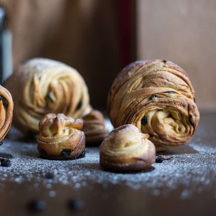 bruna muffins på svart bord Pussel online
