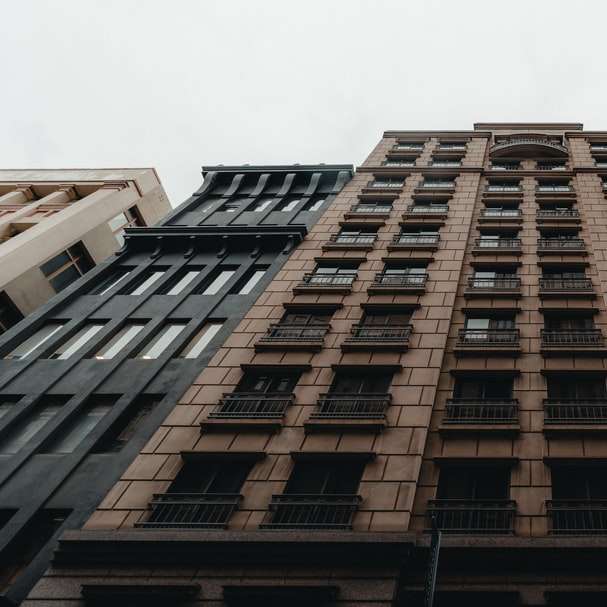 Edificio de hormigón marrón durante el día. puzzle deslizante online