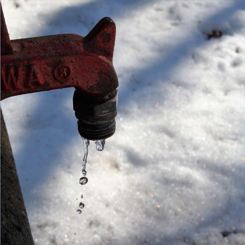 Rood metalen hulpmiddel op sneeuw bedekt grond online puzzel
