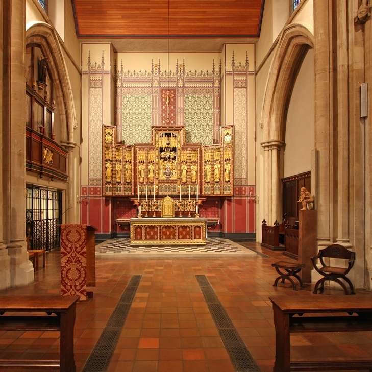 brązowa drewniana ławka wewnątrz kościoła puzzle przesuwne online