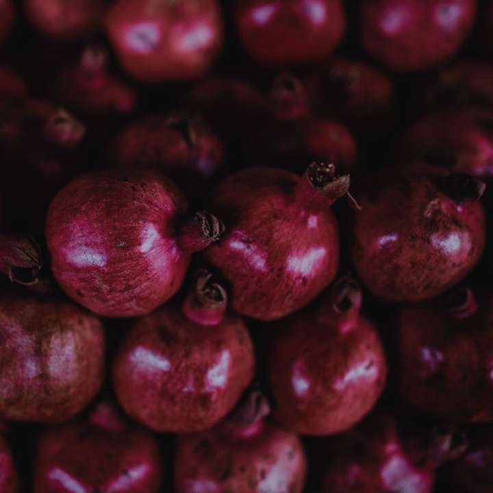 röda runda frukter i närbildfotografering glidande pussel online