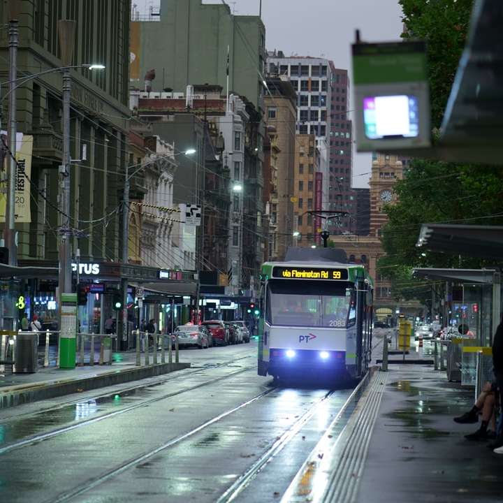 червоно-білий трамвай на дорозі в денний час онлайн пазл
