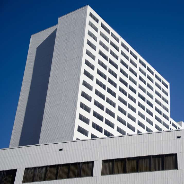 bílá betonová budova pod modrou oblohou během dne online puzzle