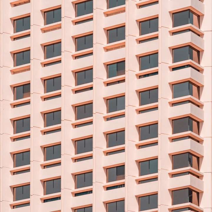 edificio in cemento marrone durante il giorno puzzle online