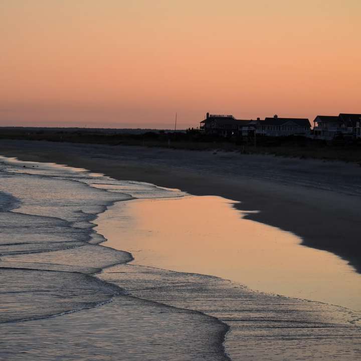 Silhouette des Gebäudes am Strand während des Sonnenuntergangs Schiebepuzzle online