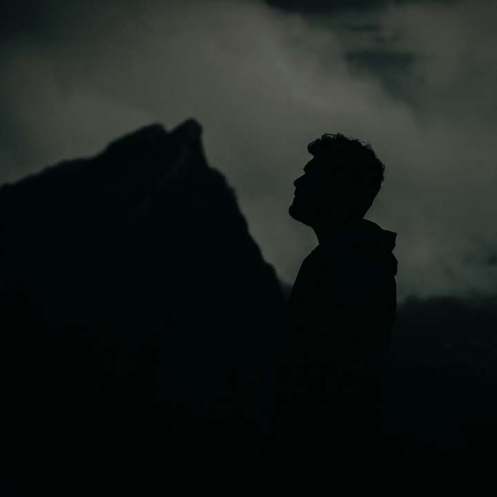 silueta muže stojícího na skalním útvaru posuvné puzzle online