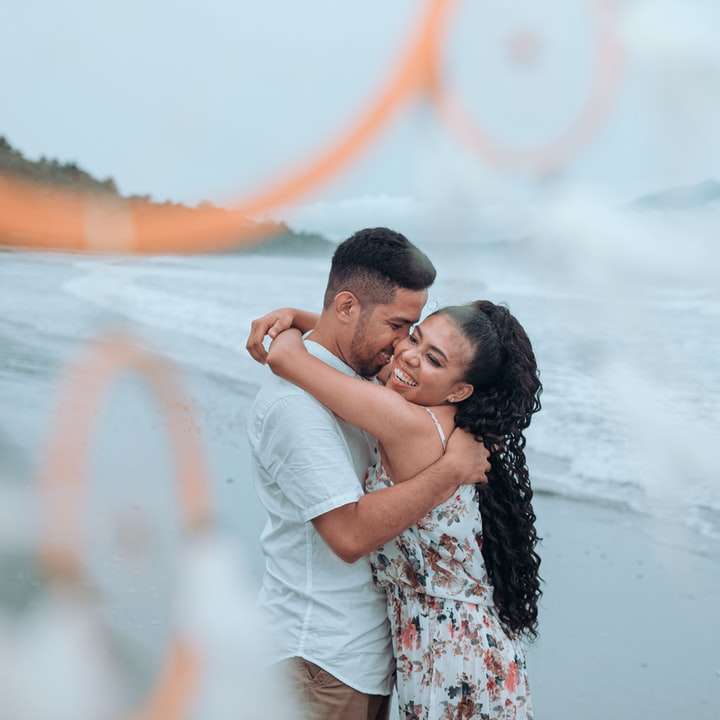 мъж и жена целуват се близо до вода вода плъзгащ се пъзел онлайн