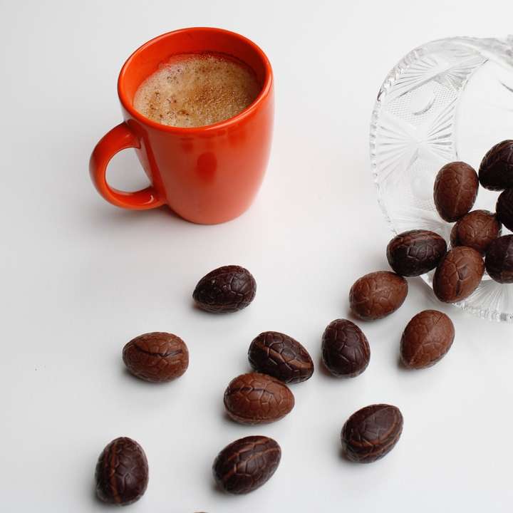 Brązowe ziarna kawy. puzzle przesuwne online