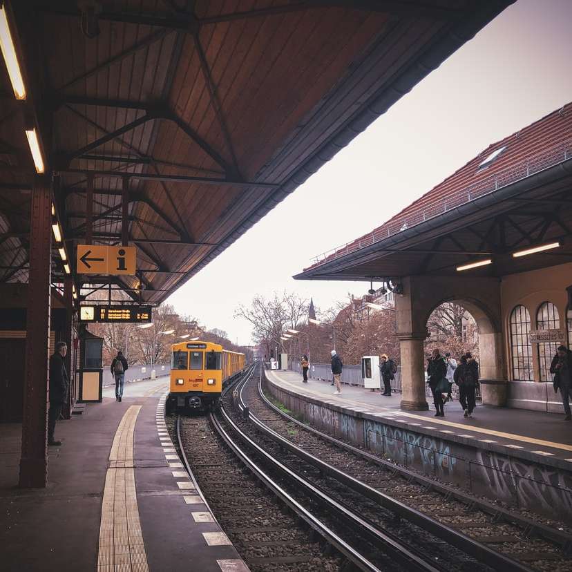 Pessoas andando na estação de trem durante o dia puzzle online