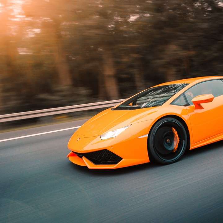 Żółty Lamborghini Aventador na drodze w ciągu dnia puzzle online