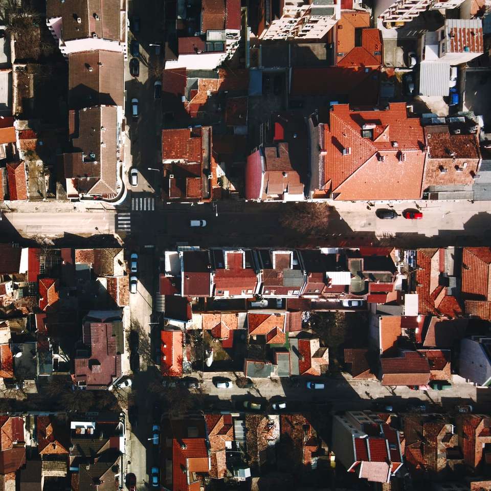 Widok z lotu ptaka budynków miejskich w ciągu dnia puzzle przesuwne online