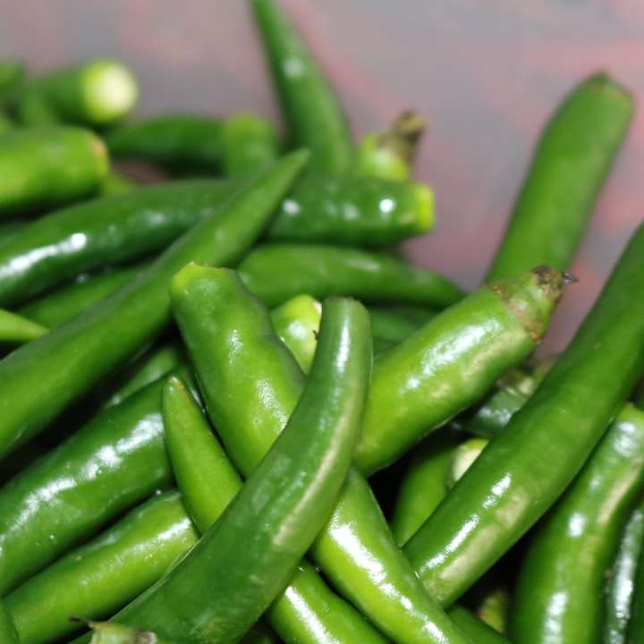 Groene chili pepers op witte keramische plaat schuifpuzzel online