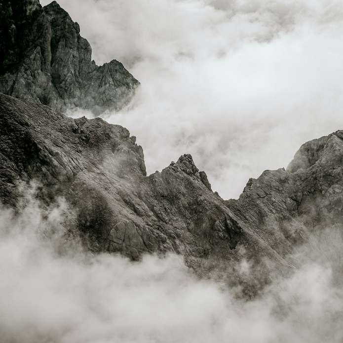 Muntele gri și negru acoperit cu nori puzzle online