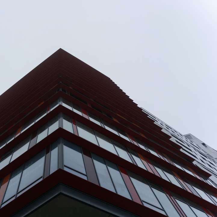 Edificio de concreto rojo y blanco. rompecabezas en línea