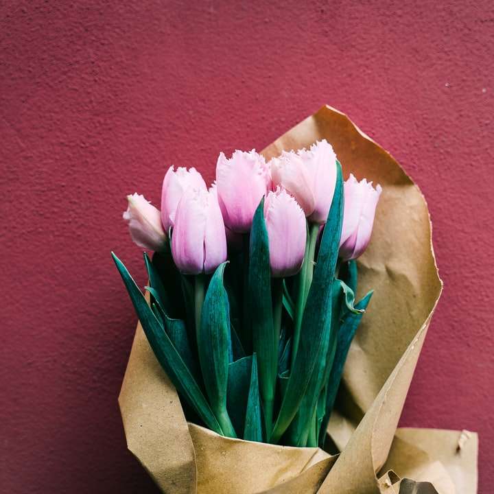 Tulipanes rosados ​​en bolsa de papel marrón rompecabezas en línea