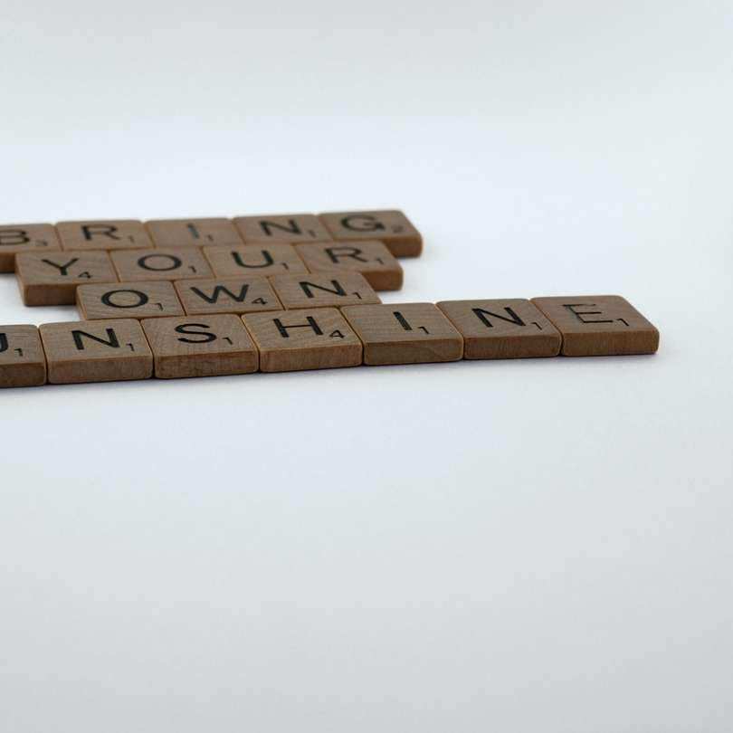 Bruine houten blokken op wit oppervlak online puzzel