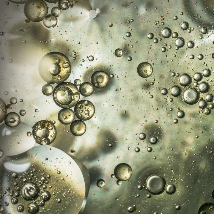Gocce d'acqua sul pannello di vetro puzzle online