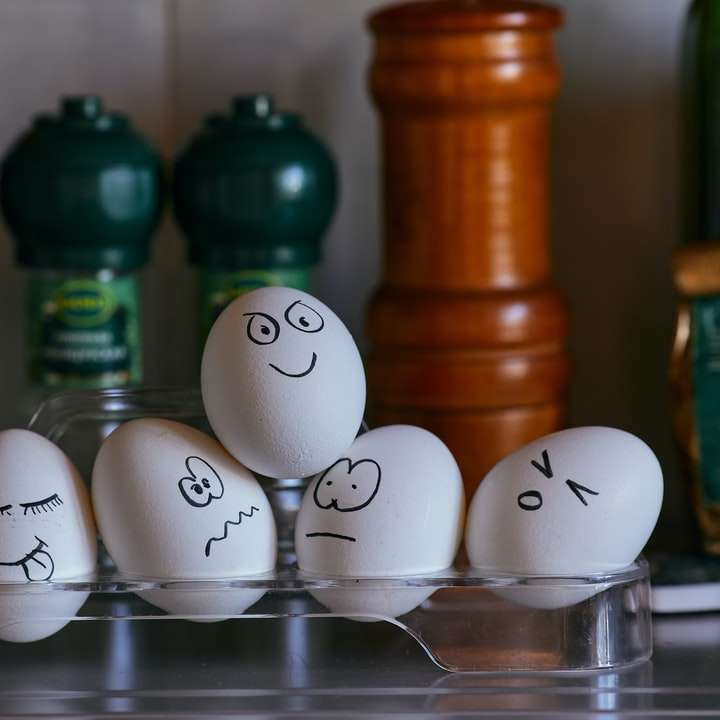 Huevos blancos y negros en el estante de vidrio. rompecabezas en línea